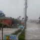 Imagen para el artículo titulado Time-lapse del “antes y después” tras el devastador paso del huracán Ian en una calle de Florida